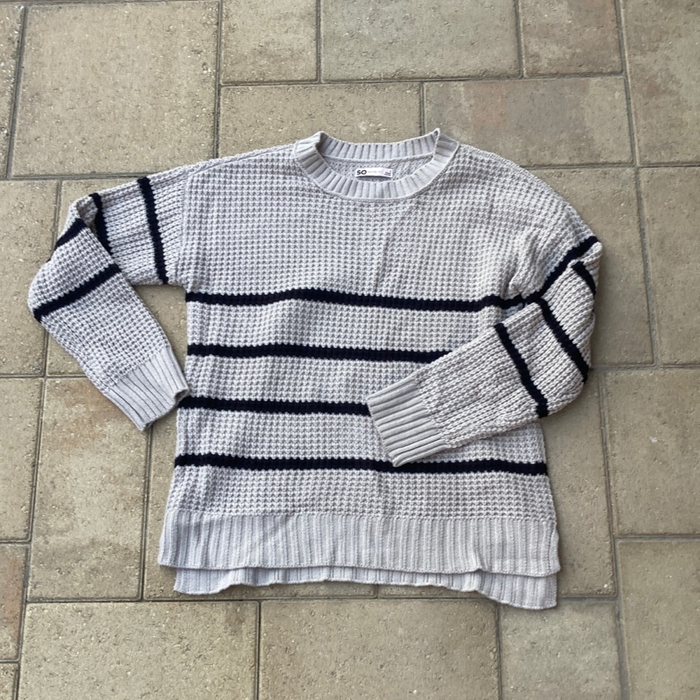 SO Gray and Black Crewneck Sweater with Classic Design